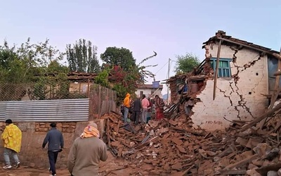 Nepal. Ponad 140 ofiar kolejnego trzęsienia ziemi