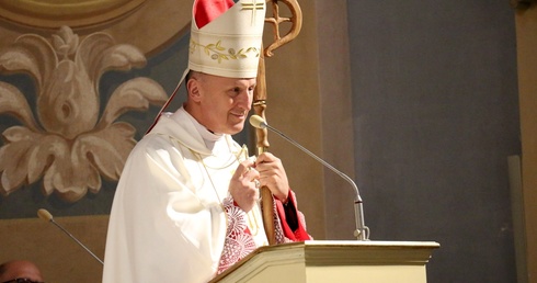 Ordynariusz powiedział, że krzyż biskupi z relikwiami Drzewa Krzyża Świętego, który miał na sobie, należał do sługi Bożego.