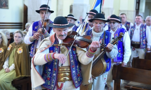 Wejście pielgrzymów do brzeskiego sanktuarium.