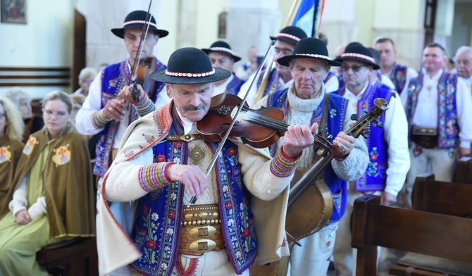 Wejście pielgrzymów do brzeskiego sanktuarium.