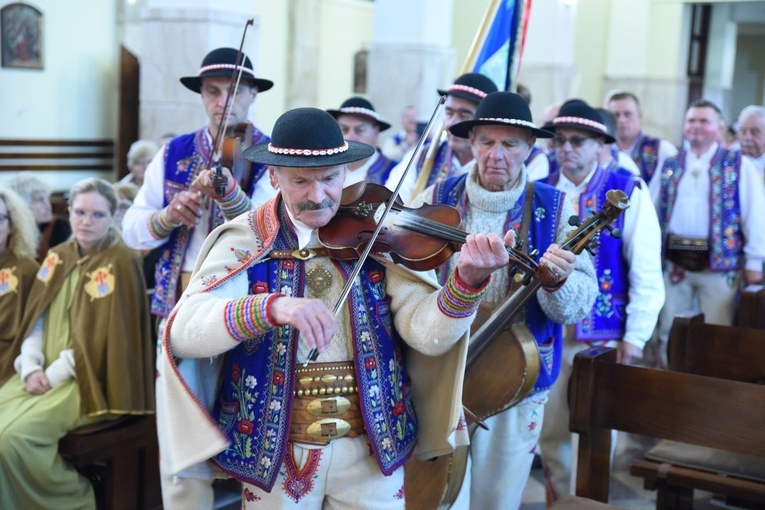 Wejście pielgrzymów do brzeskiego sanktuarium.