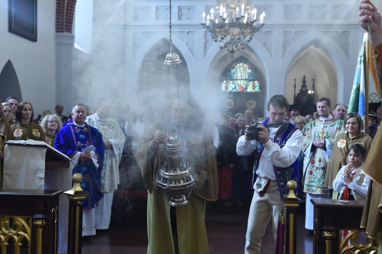 Okadzenie figury św. Jakuba brzeskim botofumeiro.