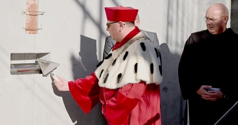 Metropolita krakowski poświęcił i wmurował kamień węgielny pod budowę kampusu Jana Pawła II UPJPII w Krakowie