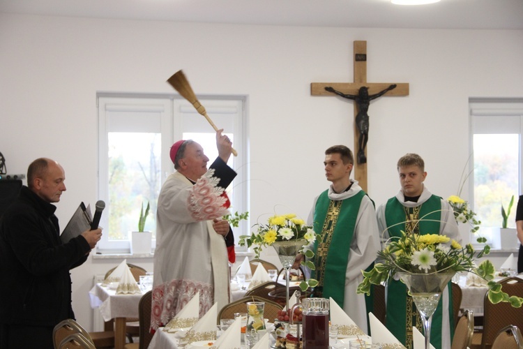 Pogwizdów. Poświęcenie groty Matki Bożej, plenerowej drogi krzyżowej i domu parafialnego