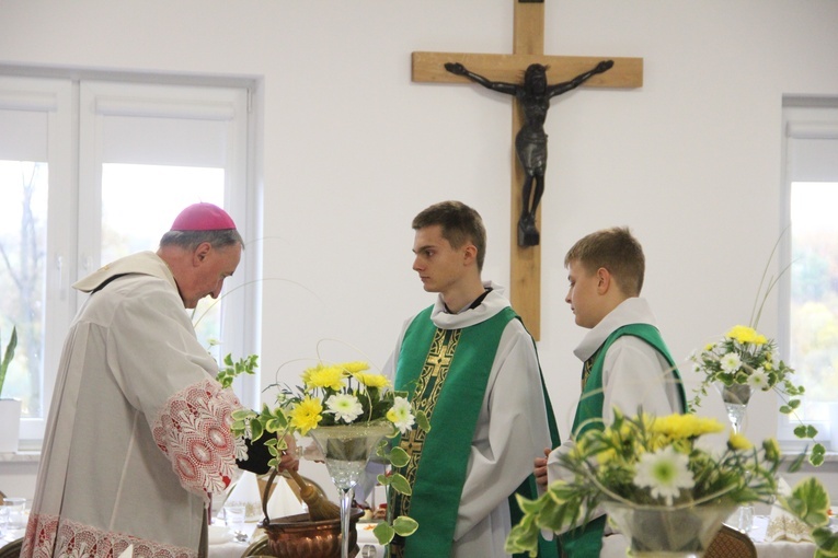 Pogwizdów. Poświęcenie groty Matki Bożej, plenerowej drogi krzyżowej i domu parafialnego