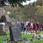 Pogwizdów. Poświęcenie groty Matki Bożej, plenerowej drogi krzyżowej i domu parafialnego