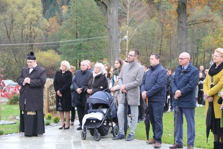 Pogwizdów. Poświęcenie groty Matki Bożej, plenerowej drogi krzyżowej i domu parafialnego