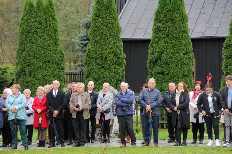 Pogwizdów. Poświęcenie groty Matki Bożej, plenerowej drogi krzyżowej i domu parafialnego