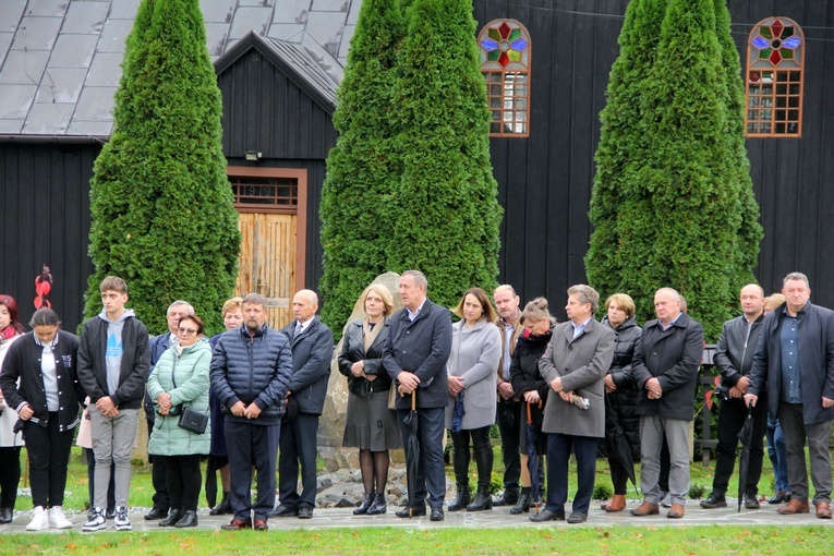 Pogwizdów. Poświęcenie groty Matki Bożej, plenerowej drogi krzyżowej i domu parafialnego