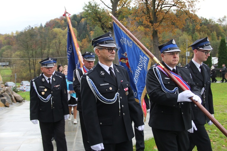 Pogwizdów. Poświęcenie groty Matki Bożej, plenerowej drogi krzyżowej i domu parafialnego