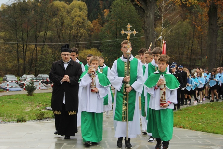 Pogwizdów. Poświęcenie groty Matki Bożej, plenerowej drogi krzyżowej i domu parafialnego