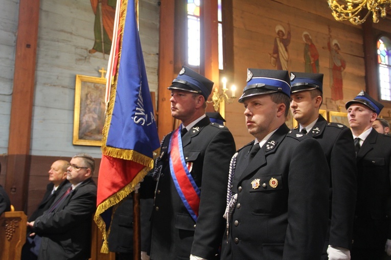 Pogwizdów. Poświęcenie groty Matki Bożej, plenerowej drogi krzyżowej i domu parafialnego