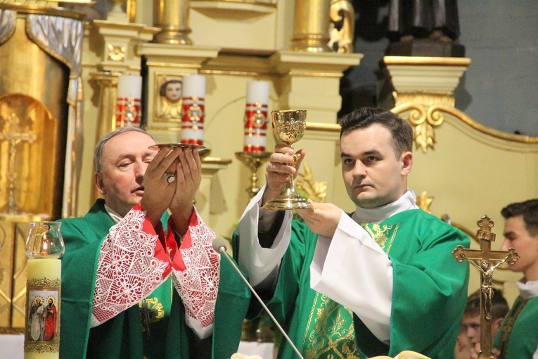 Pogwizdów. Poświęcenie groty Matki Bożej, plenerowej drogi krzyżowej i domu parafialnego