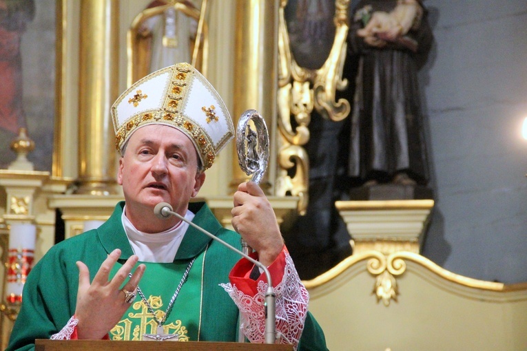 Pogwizdów. Poświęcenie groty Matki Bożej, plenerowej drogi krzyżowej i domu parafialnego