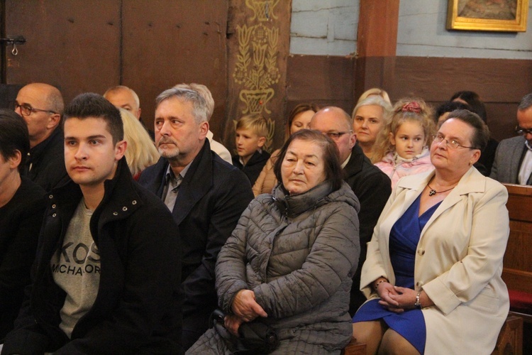 Pogwizdów. Poświęcenie groty Matki Bożej, plenerowej drogi krzyżowej i domu parafialnego