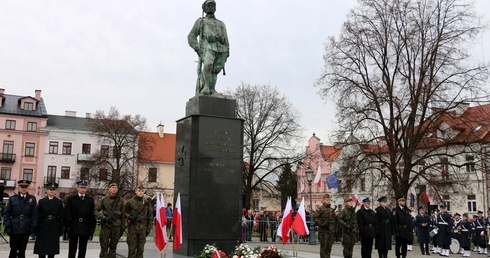 Przy Pomniku Czynu Legionów zostanie wystawiona warta honorowa.