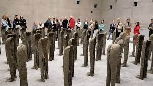 Bambini - wokół wystawy Magdaleny Abakanowicz