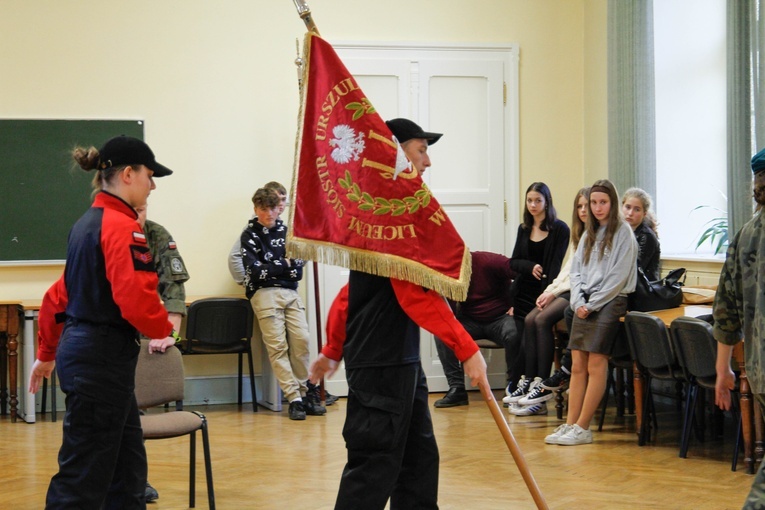 Szkolenie pocztów sztandarowych w liceum urszulańskim