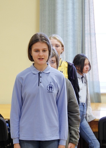 Szkolenie pocztów sztandarowych w liceum urszulańskim