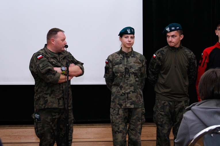 Szkolenie pocztów sztandarowych w liceum urszulańskim