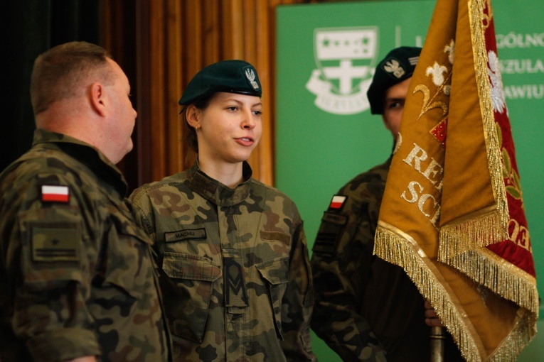 Szkolenie pocztów sztandarowych w liceum urszulańskim