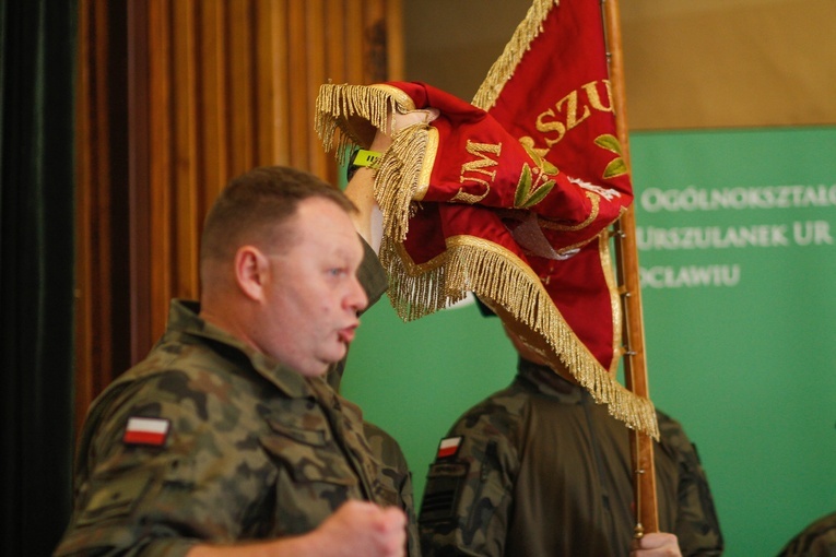 Szkolenie pocztów sztandarowych w liceum urszulańskim