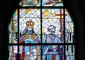 Św. Jozafat Kuncewicz  i św. Andrzej Bobola na witrażu w kościele pw. Świętego Michała Archanioła w Miejscu Piastowym. 