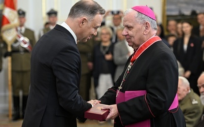 Bp Jan Kopiec odznaczony Krzyżem Komandorskim Orderu Odrodzenia Polski