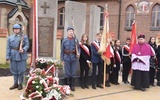 Przed pomnikiem na Skwerze Niepodległości.