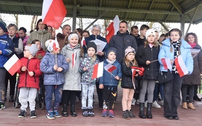 W grupie śpiewających było wiele dzieci.