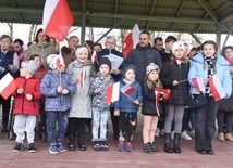 W grupie śpiewających było wiele dzieci.