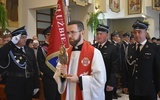 Relikwiarz wniósł do kościoła ks. Damian Siciarz. 