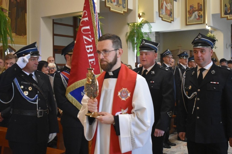 Relikwiarz wniósł do kościoła ks. Damian Siciarz. 