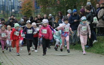 Najmłodsi świętowali niepodległość na sportowo.