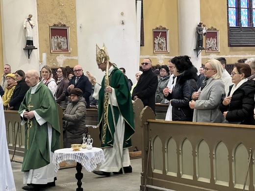Chorzów. Poświęcenie ołtarza w parafii św. Marii Magdaleny