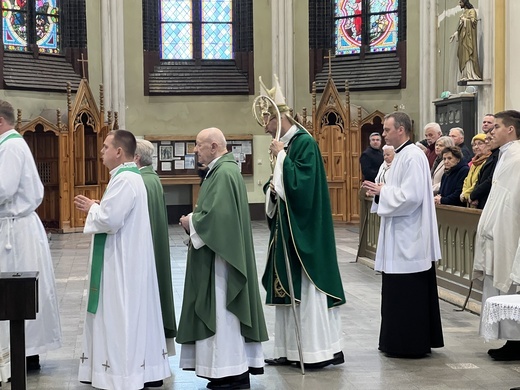 Chorzów. Poświęcenie ołtarza w parafii św. Marii Magdaleny