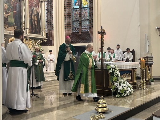 Chorzów. Poświęcenie ołtarza w parafii św. Marii Magdaleny