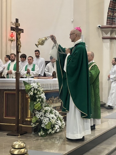 Chorzów. Poświęcenie ołtarza w parafii św. Marii Magdaleny