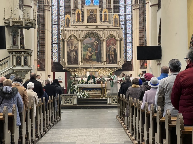 Chorzów. Poświęcenie ołtarza w parafii św. Marii Magdaleny