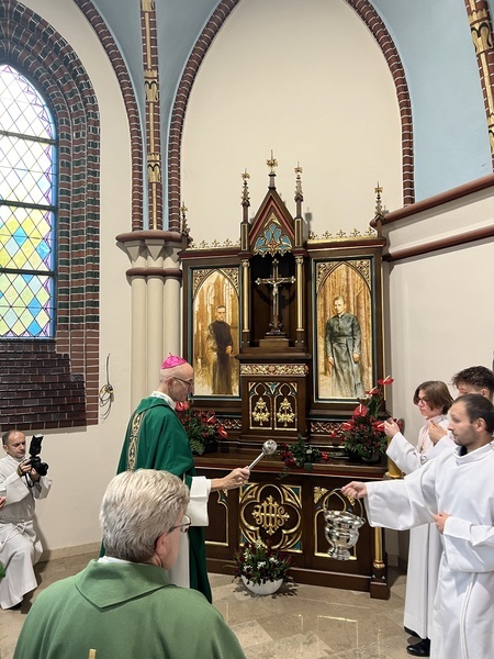 Chorzów. Poświęcenie ołtarza w parafii św. Marii Magdaleny