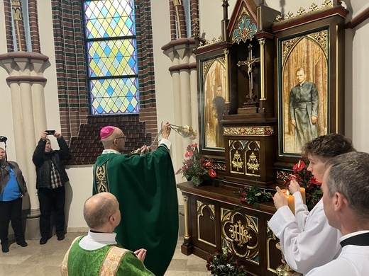 Chorzów. Poświęcenie ołtarza w parafii św. Marii Magdaleny