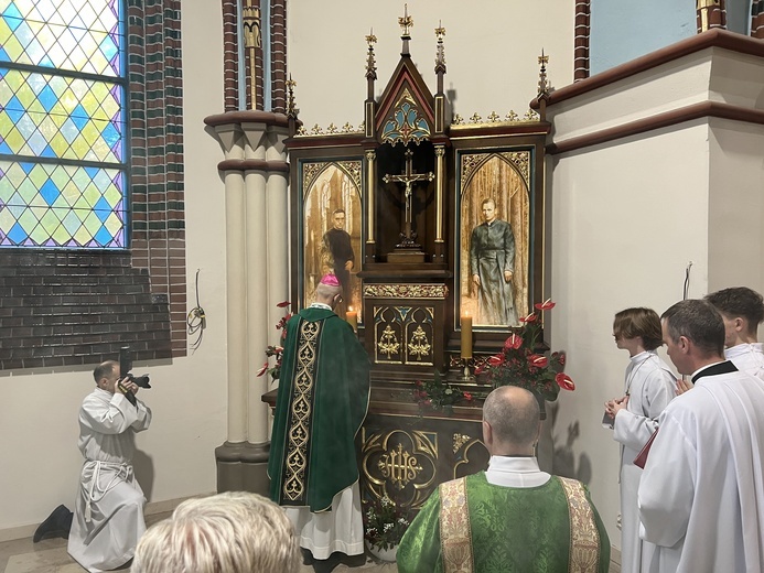 Chorzów. Poświęcenie ołtarza w parafii św. Marii Magdaleny