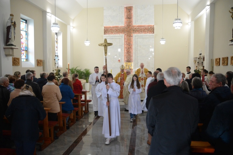 Poświęcenie ołtarza w kościele parafialnym w Wawelnie