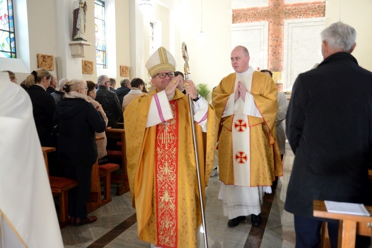 Poświęcenie ołtarza w kościele parafialnym w Wawelnie