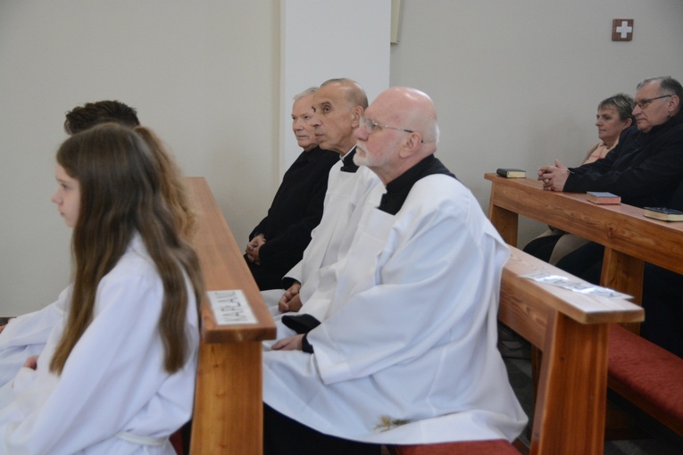 Poświęcenie ołtarza w kościele parafialnym w Wawelnie
