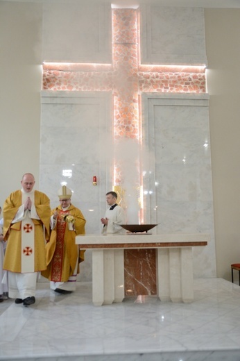 Poświęcenie ołtarza w kościele parafialnym w Wawelnie