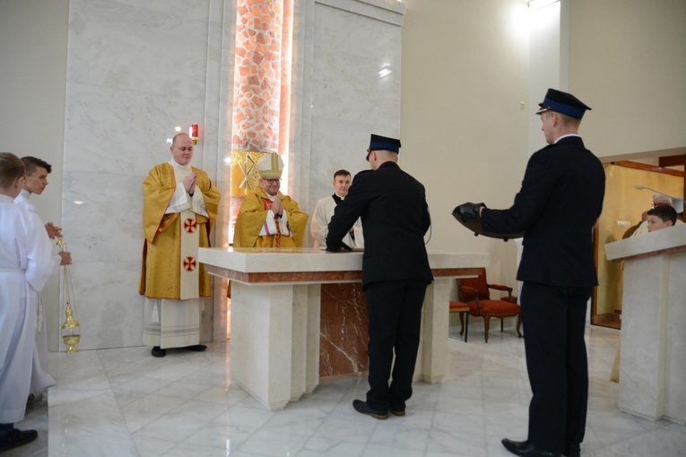 Poświęcenie ołtarza w kościele parafialnym w Wawelnie