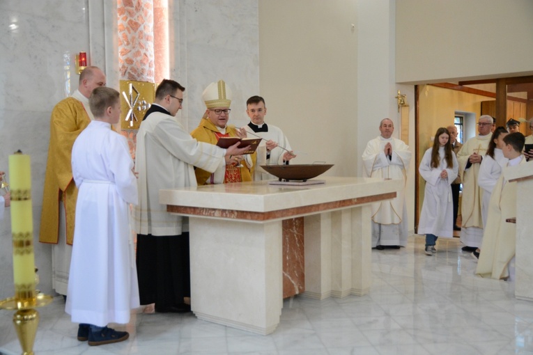 Poświęcenie ołtarza w kościele parafialnym w Wawelnie