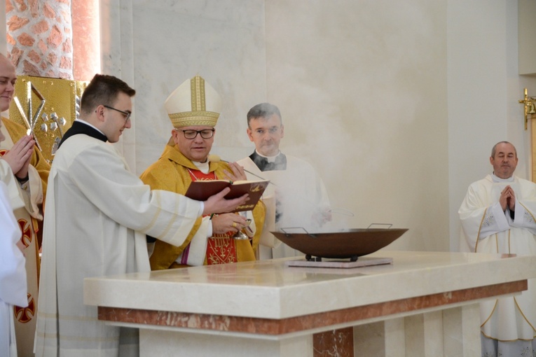 Poświęcenie ołtarza w kościele parafialnym w Wawelnie