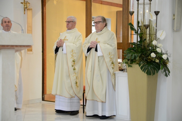 Poświęcenie ołtarza w kościele parafialnym w Wawelnie